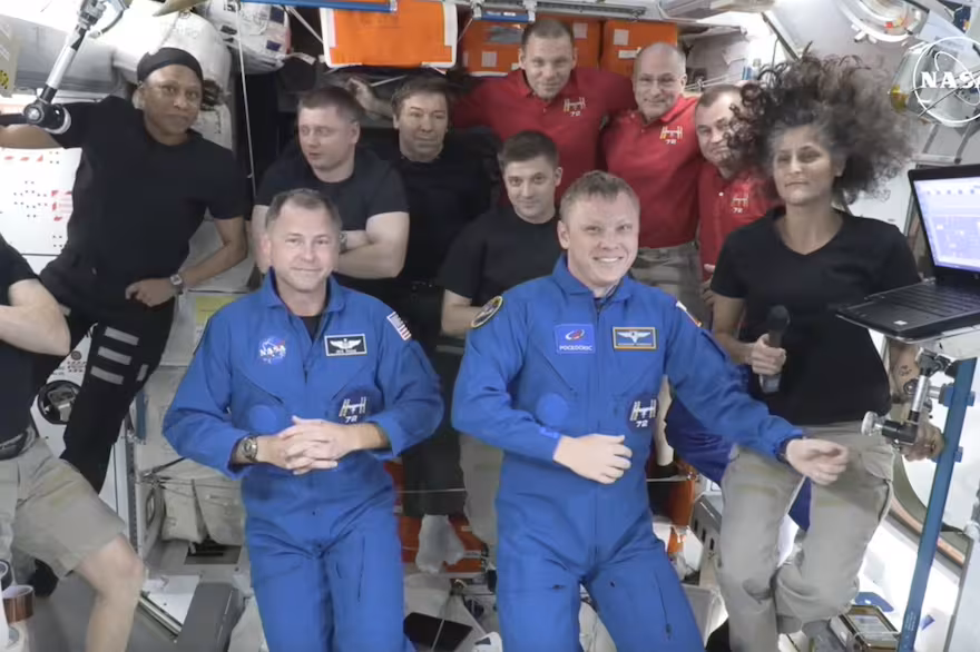 Alivio para los astronautas de la NASA varados en el espacio: llegó la nave de SpaceX que los devolverá a la Tierra